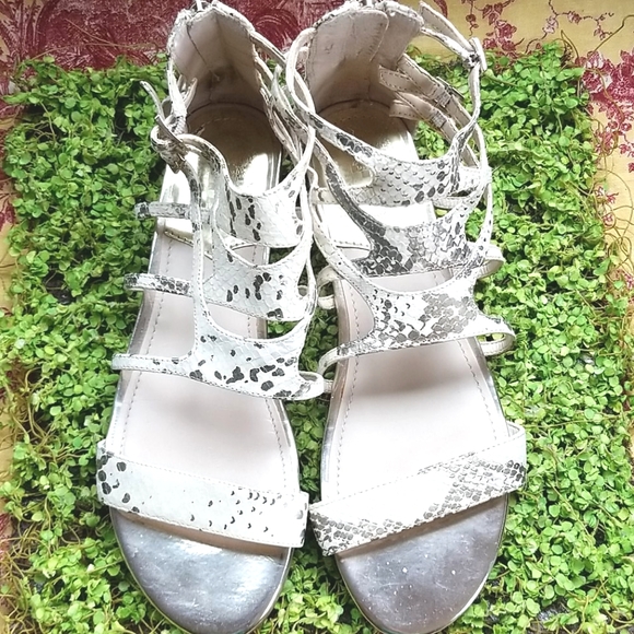 VINCE Camuto Buckles  Cream Laser Leather  Strappy Zips Up Ankle Sandals 8.5 EUC - Picture 6 of 11